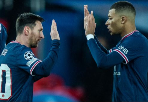 巴黎圣日耳曼队的莱昂内尔·梅西（左）在欧洲冠军联赛 A 组对阵布鲁日的比赛中与凯利安·姆巴佩一起庆祝。