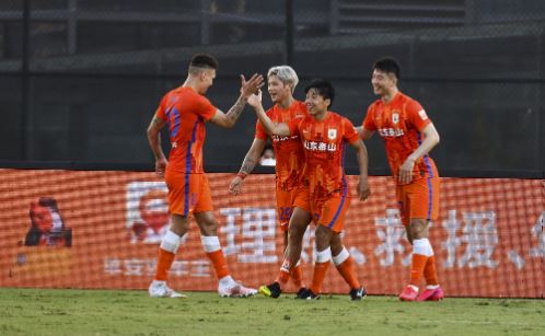 山东泰山球员在中超对阵河南松山龙门的比赛中进球后庆祝。